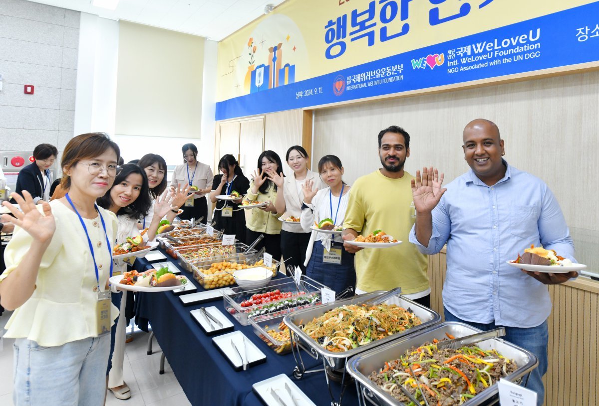 각국에서 온 지구촌 가족들이 잡채, 불고기, 김밥 등 ‘어머니 손맛’이 담긴 음식을 나누며 즐거워 하고 있다.