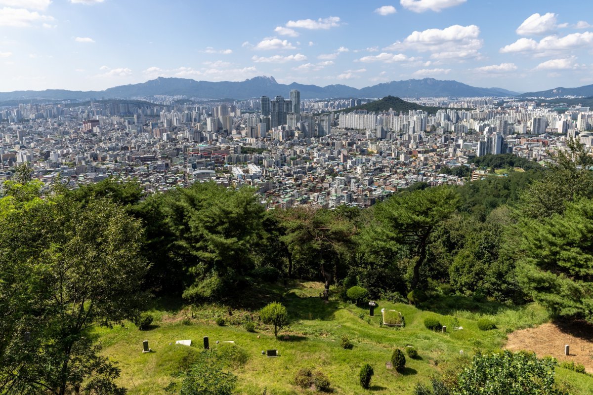 망우역사문화공원 중랑전망대에서  바라본 서울 도심. 멀리 북한산의 보현봉, 백운대, 봉화산, 도봉산 등이 눈에 들어온다                                                                                                                                                                    사진제공｜서울관광재단