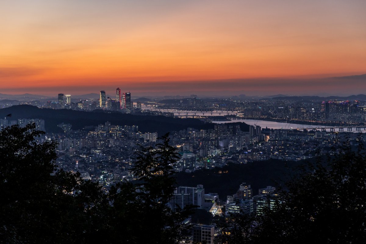 우면산에서 본 저녁 무렵의 서울. 불게 물든 노을 아래로 화려한 불빛의 도심이 펼쳐져 있다                                             사진제공｜서울관광재단