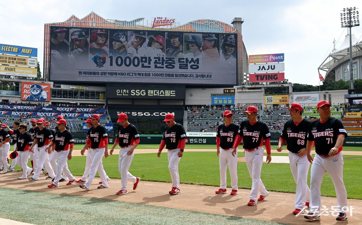 KBO는 사상 첫 1000만 관중 달성을 기념해 17일 인천SSG랜더스필드 전광판에 감사 문구를 띄웠다. 인천｜김민성 기자 marineboy@donga.com