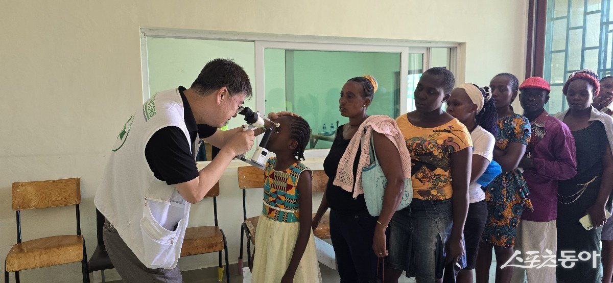정근 이사장(맨 왼쪽)이 아프리카 케냐 마사이마라 등지로 파견해 아프리카 주민을 대상으로 무료 의료봉사활동을 펼치고 있다. (사진제공=그린닥터스재단)