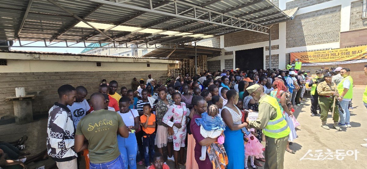 진료를 받기 위해 줄 지어 서 있는 케냐 현지 주민들. (사진제공=그린닥터스재단)