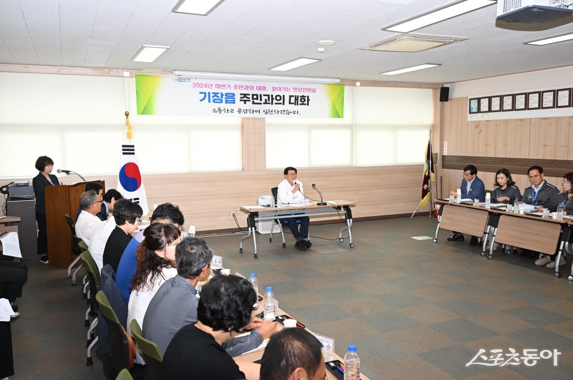 정종복 군수가 지난 20일 기장읍 행정복지센터에서 ‘찾아가는 현장민원실’을 열고 주민의 질문에 답변하고 있다. (사진제공=부산 기장군)