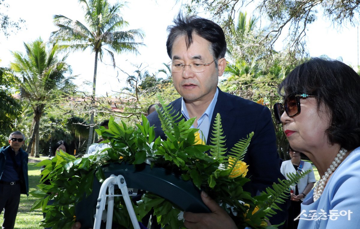 호주 퀸즐랜드 한국전 참전용사 기념비 헌화하고 있다. 윈쪽 이동환 고양특례시장. 사진제공ㅣ고양시 