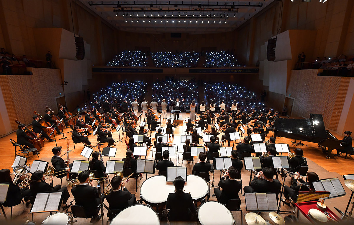 하나님의 교회가 22일 경기 고양아람누리 아람음악당에서 ‘메시아오케스트라 희망콘서트’를 열었다. 어려운 지구촌에 음악으로 희망을 나누자는취지로, 각계각층 1200명이 함께했다.