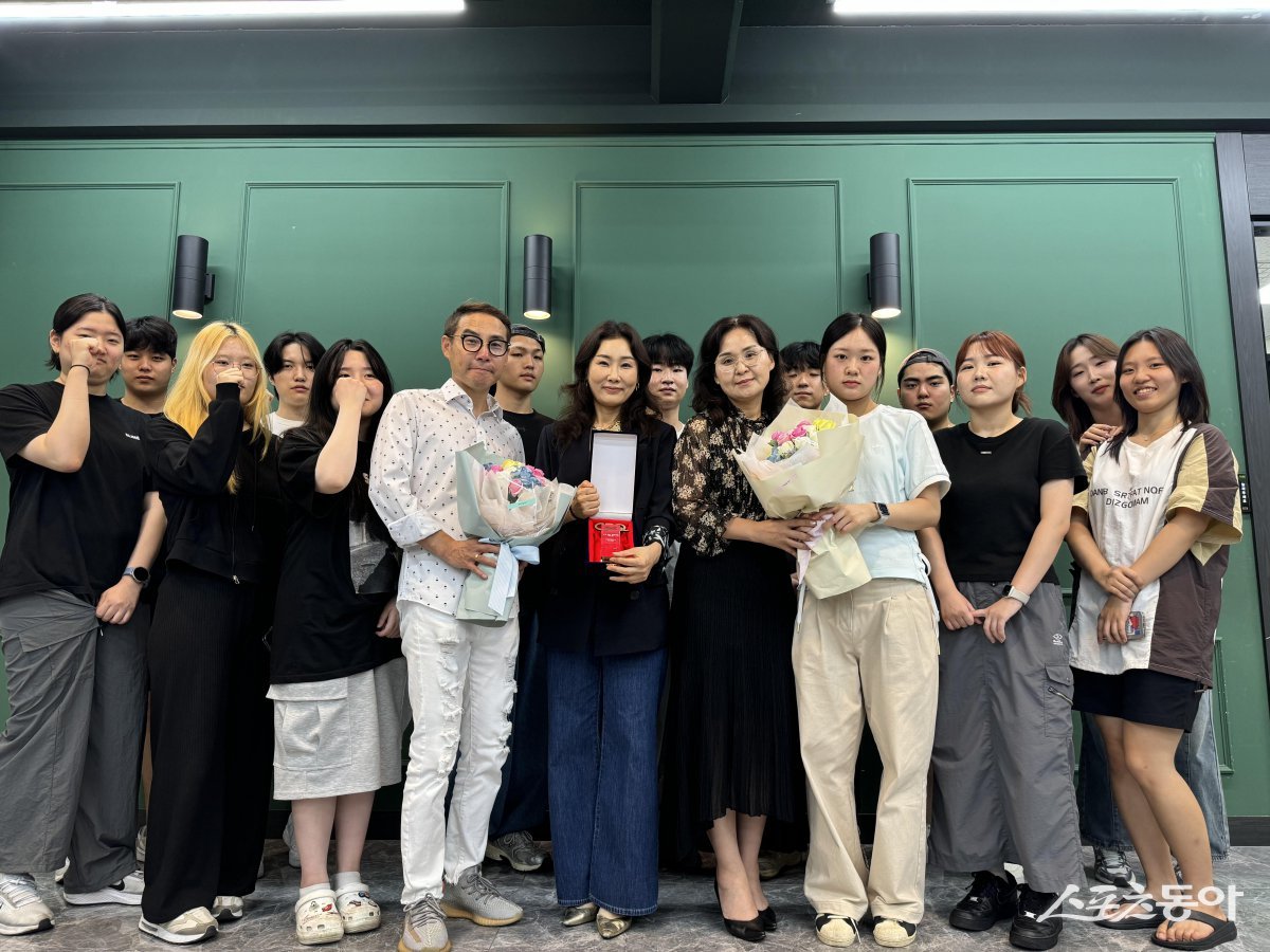 동의과학대 헤어뷰티과가 ‘2024년 과정평가형자격 우수교육훈련과정 인증기관’으로 지난해에 이어 2년 연속 선정된 가운데 관계자들이 기념촬영을 하고 있다. (사진제공=동의과학대학교)