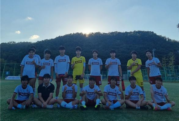 대전이문고 축구팀이 지난 8월 열린 대전광역시교육감배 학교스포츠클럽대회에서 첫 승을 한 뒤 함께 포즈를 취하고 있다.  사진제공 ㅣ하지수 학생기자