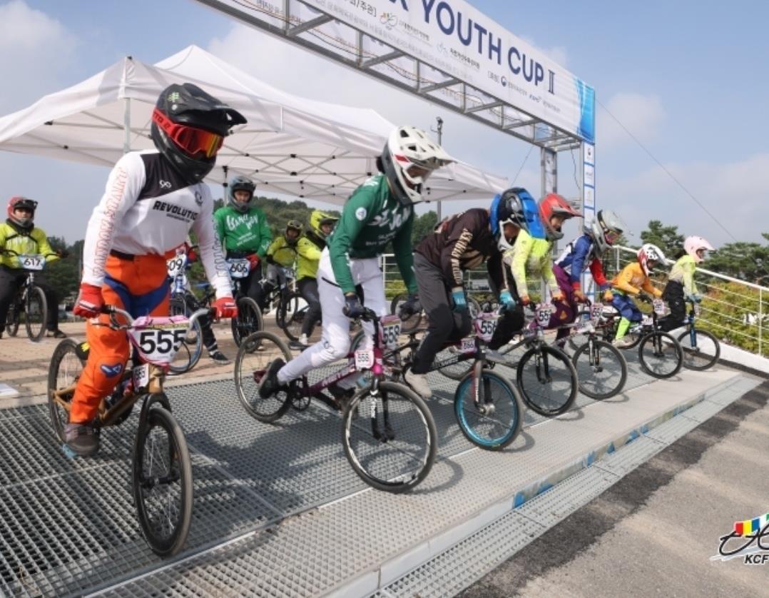 지난 9월8일 세종시 BMX경기장에서 열린 ‘YOUTH CUP Ⅱ’ 경기에서 선수들이 출발하고 있다. 사진제공 ㅣ 고은지 씨.