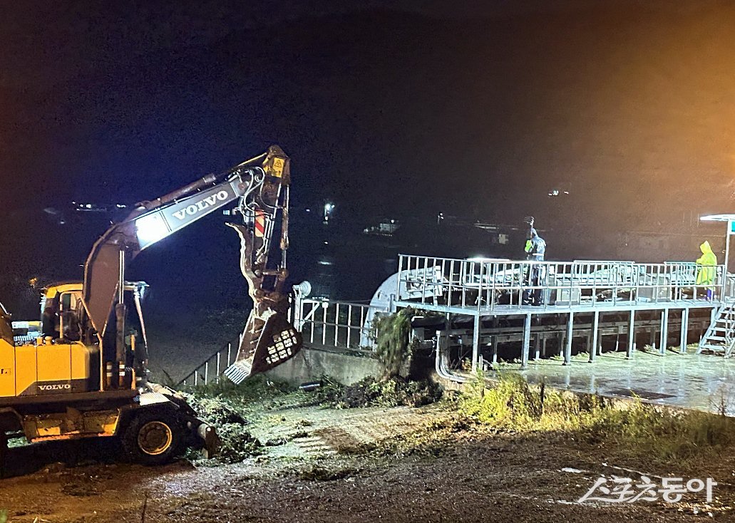 한국농어촌공사 전남본부 순천광양여수지사 직원들이 지난 21일 저녁 화치배수장 수초 제거 작업을 실시했다. 사진제공=한국농어촌공사 전남지역본부