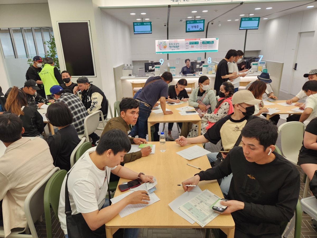 하나은행의 외국인 특화 서비스가 외국인 고객의 압도적 선택을 이끌고 있다. 일요일 은행 업무를 보기 위해 천안역 지점을 찾은 외국인 고객들. 사진제공｜하나은행