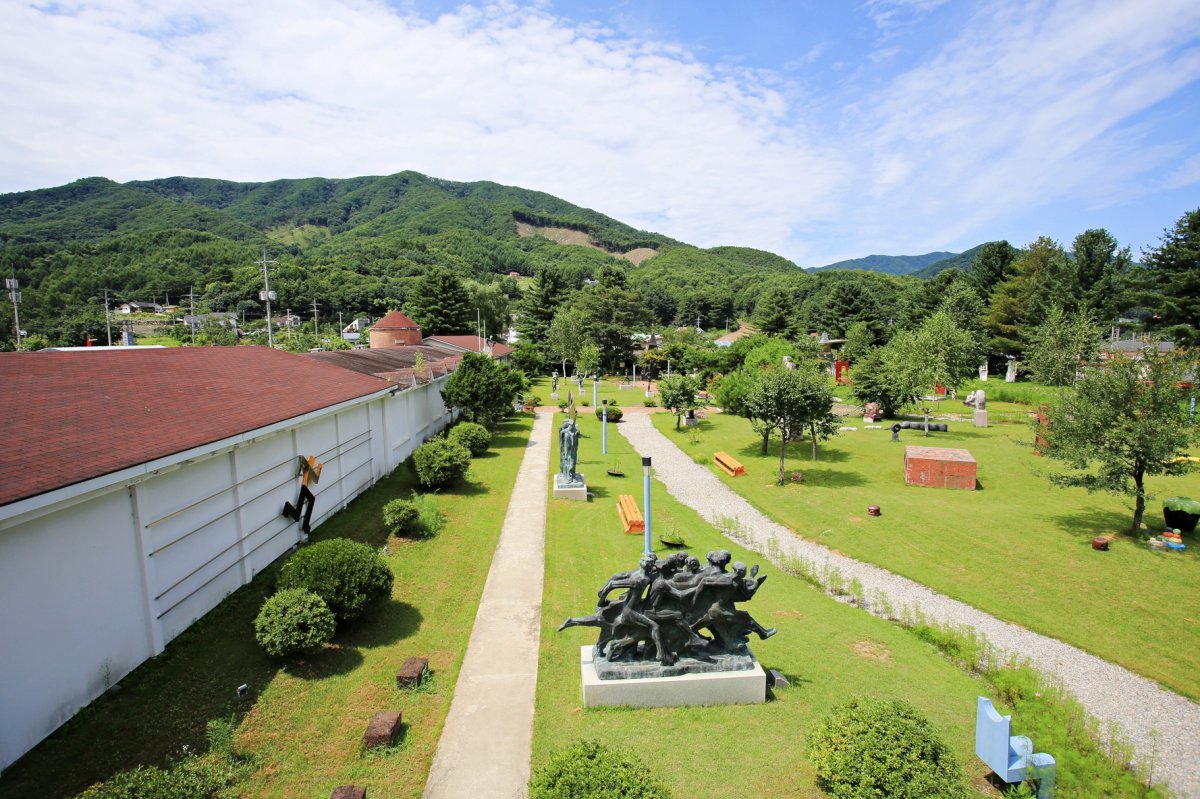 평창무이예술관. 옛 시골 학교 정취가 고스란히 살아 있다                                                               사진제공｜한국관광공사