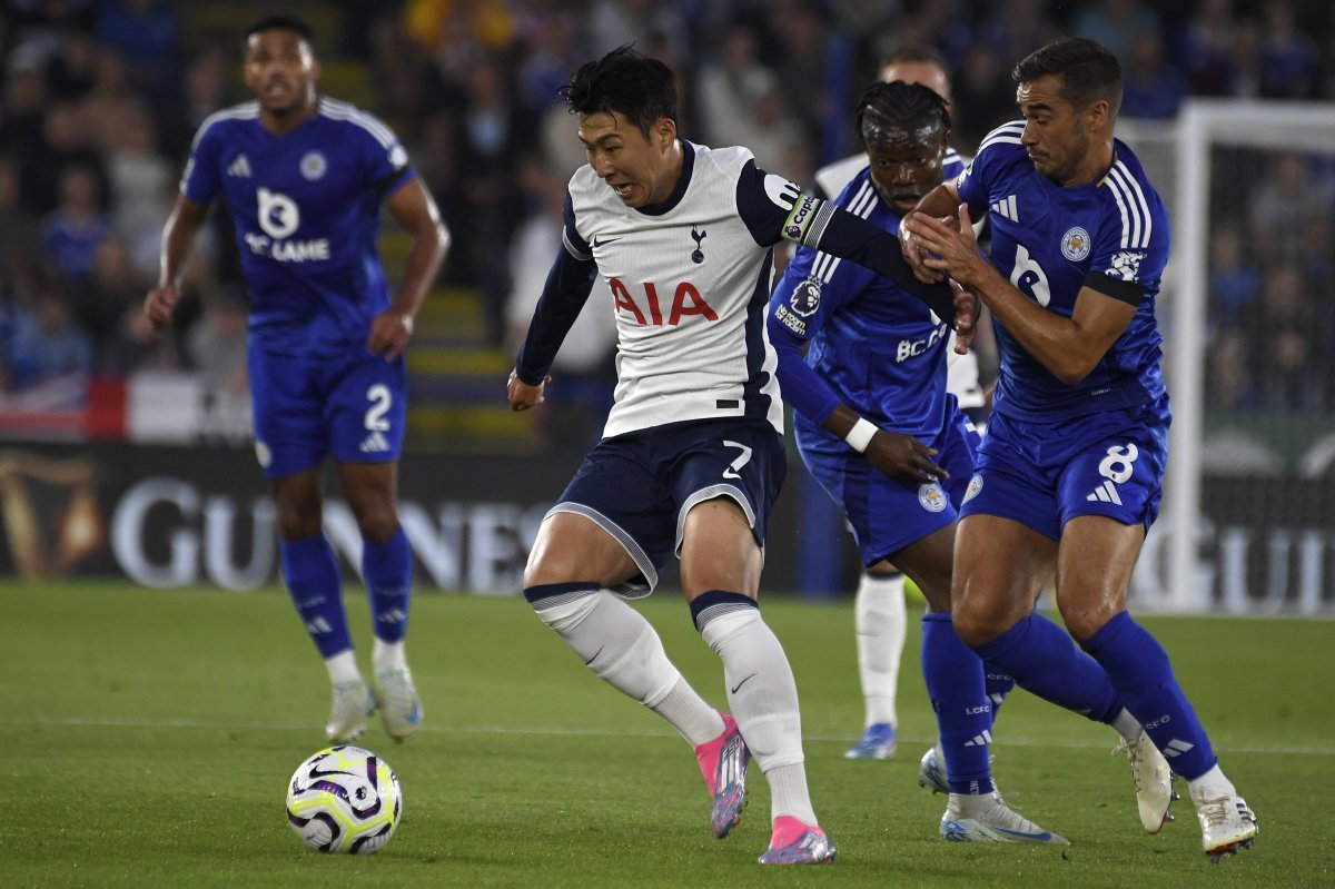 전주우석고의 많은 학생들이 국내 K리그와 해외 축구리그인 EPL, 라리가 등에 높은 관심을 보였다. 손흥민 선수가 뛰는 EPL 경기를 거의 매주 시청하는 학생들도 많았다. 사진은 지난 8월19일 열린  레스터와의 경기서  많은 수비수를 뚫고 있는 손흥민.   AP 뉴시스