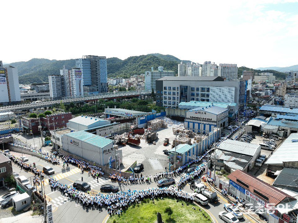 25일 부산야고보지파 마산교회로 입장하는 이만희 총회장을 질서정연한 모습으로 환영하고 있는 성도들의 모습. (사진제공=신천지예수교회)