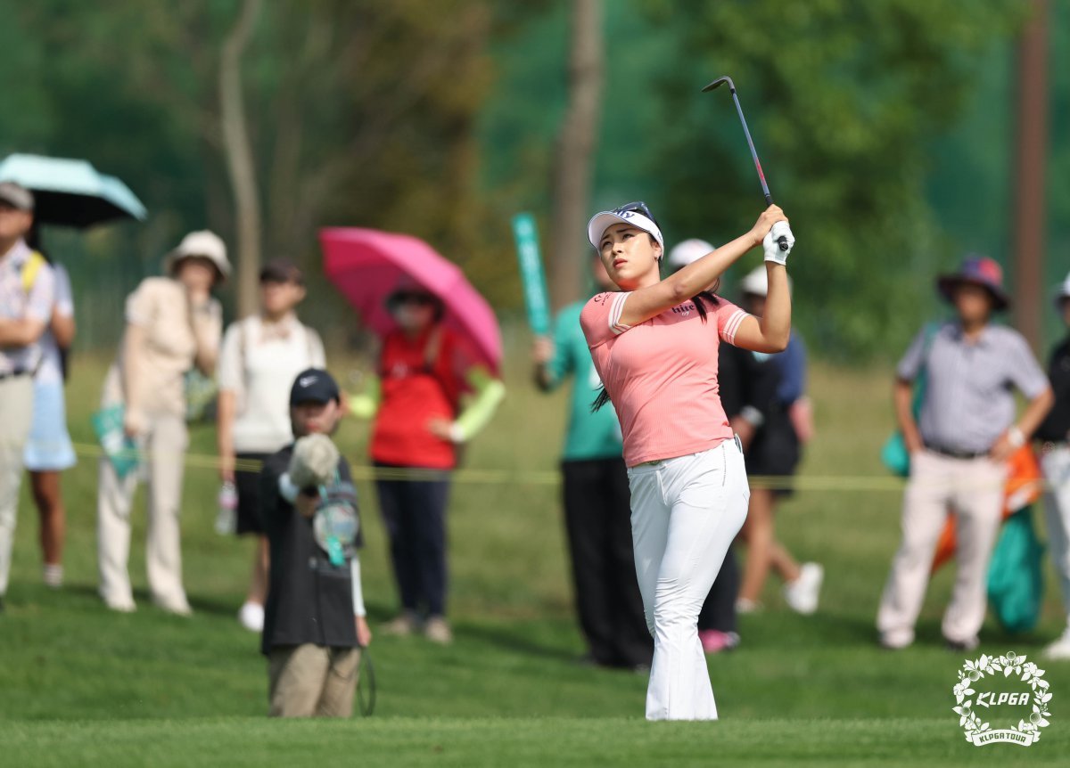 하나금융그룹 챔피언십 1라운드 4번 홀에서 아이언 샷을 하고 있는 윤이나. 사진제공 | KLPGA