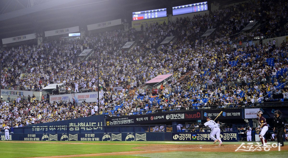 26일 잠실구장에서 열린 ‘2024 신한 SOL 뱅크 KBO리그’ 키움-LG전. 이날 LG는 홈 최종전에서 KBO리그 역대 한 시즌 단일구단 홈 관중 신기록을 달성했다. 잠실｜김종원 기자 won@donga.com