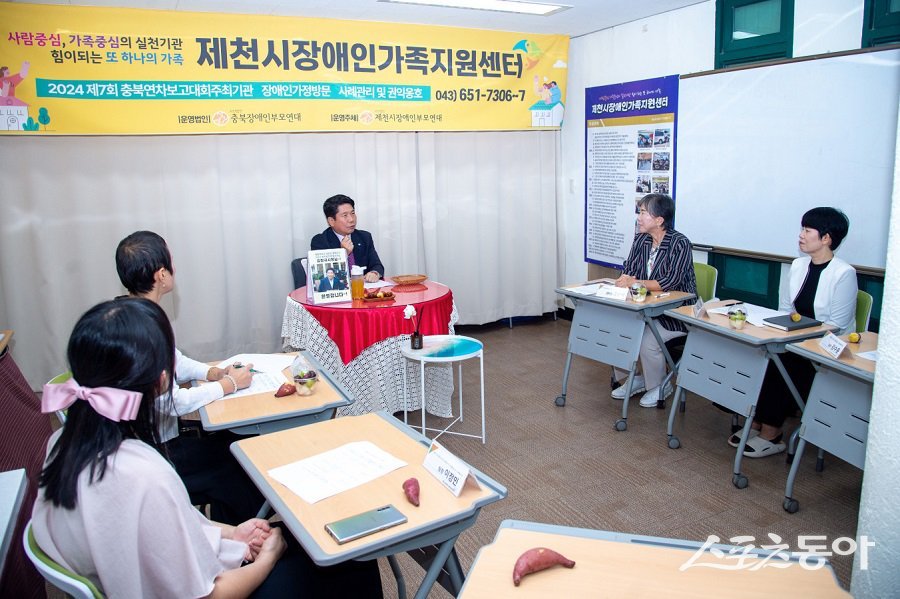 지난 26일, 김창규 제천시장이 장애인 복지시설을 방문했다. 사진제공｜제천시청