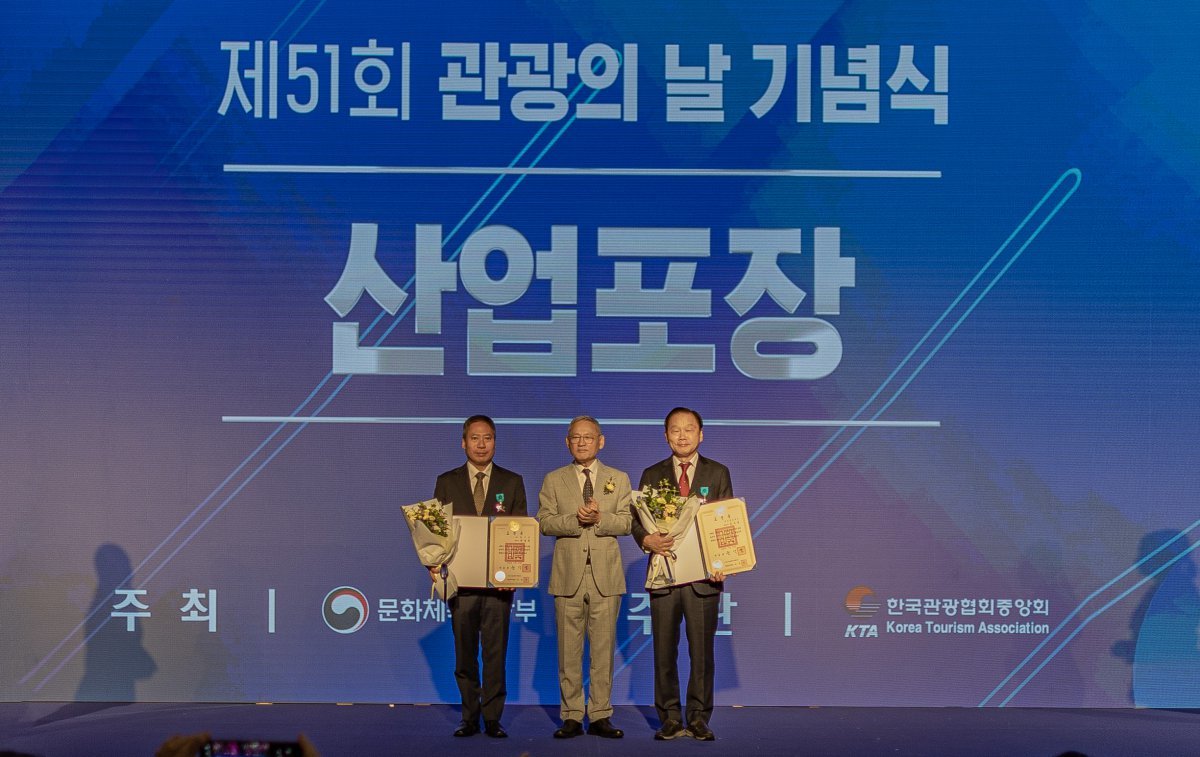 51회 관광의 날 기념식에서 진행한 2024 관광진흥유공 정부 포상 산업포장 시상식. 길기연 서울관광재단 대표이사, 유인촌 문화체육관광부 장관, 민경혁 남이섬 대표(오른쪽부터)                                           사진제공｜서울관광재단