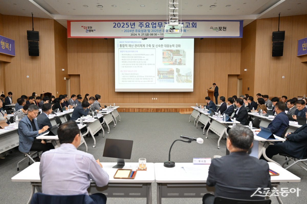 ‘시민 목소리가 곧 정책’···백영현 시장이 포천시민과 함께 그린 2025년 비전을 점검하고 있다. 사진제공ㅣ포천시