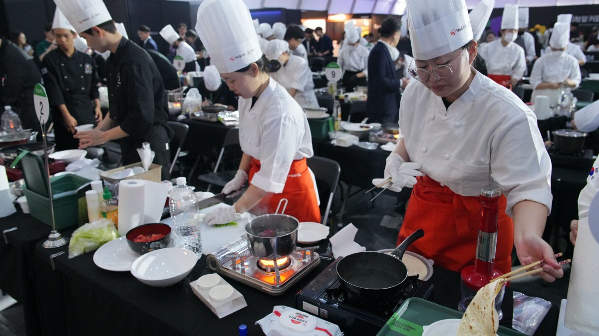 NS홈쇼핑이 26, 27일 전북 익산 소재 하림 퍼스트키친에서 ‘NS 푸드페스타 2024 in 익산’을 성황리에 열었다. 메인 행사인 요리 경연 모습. 사진제공｜NS홈쇼핑