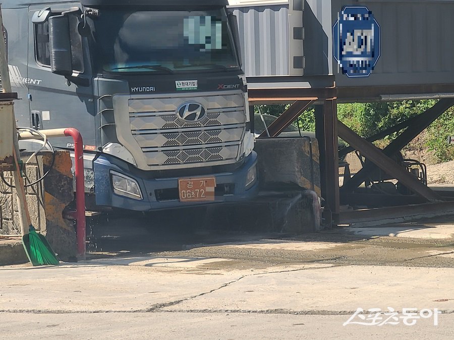 28일, 현대기업이 농지로 가기 위해 석재골재폐수처리오니 폐기물을 싣고 나오고 있다. 사진｜장관섭 기자