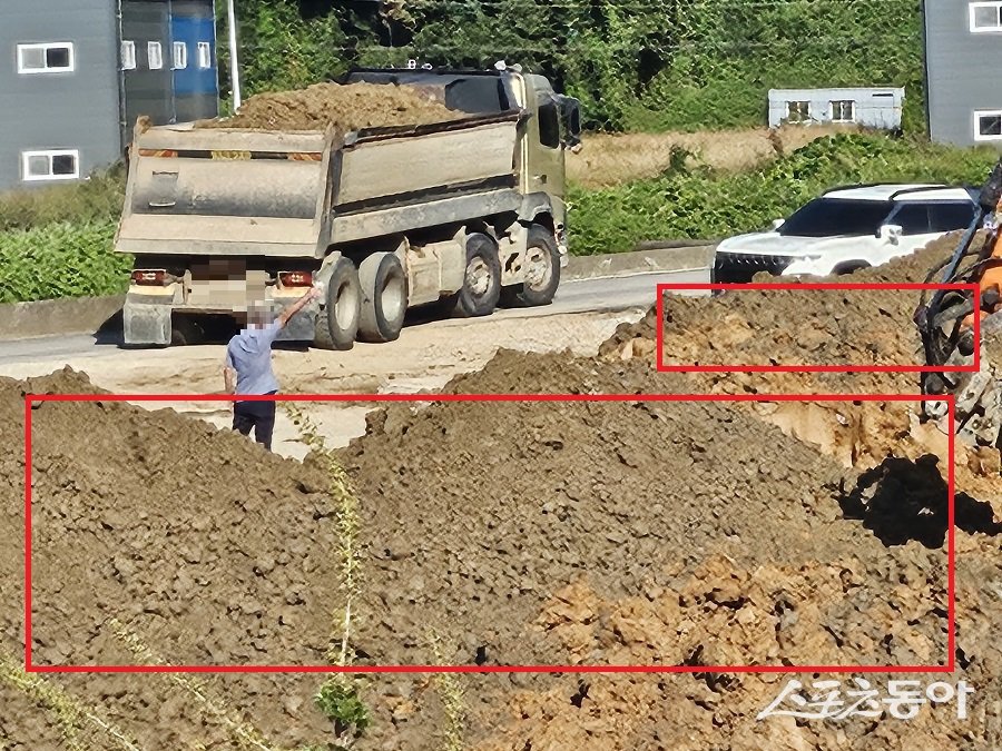 28일, 향남읍 구문천리(571-2, 3번지) 일대 농지 폐기물 불법 매립 모습. 사진｜장관섭 기자