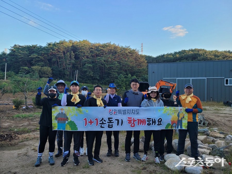 뜨거운 여름 햇살 아래, 강원도 자치법령과 직원들의 구슬땀이 맺혔다. 사진제공｜강원도청