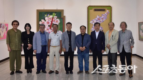 중국 연변대학교 미술대학 화화학과 심석 김영배 교수(윈쪽 다섯번째) 사진제공ㅣ심석 김영배 교수
