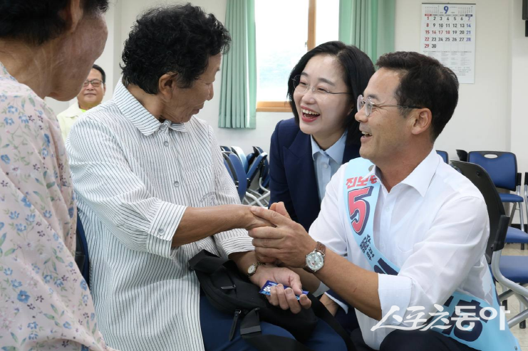 이석하 진보당 영광군수 후보가 영광군민들을 만나 인사를 나누고 있는 모습. 사진제공=이석하 후보 페이스북