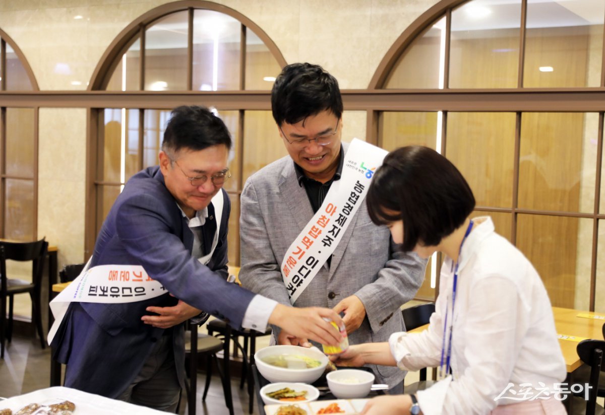 ‘아침밥 먹기 운동 캠페인’을 진행하고 있는 문창기 이디야커피 회장(가운데)과 이천일 농협경제지주 경제기획본부장(왼쪽). 사진제공｜이디야커피 