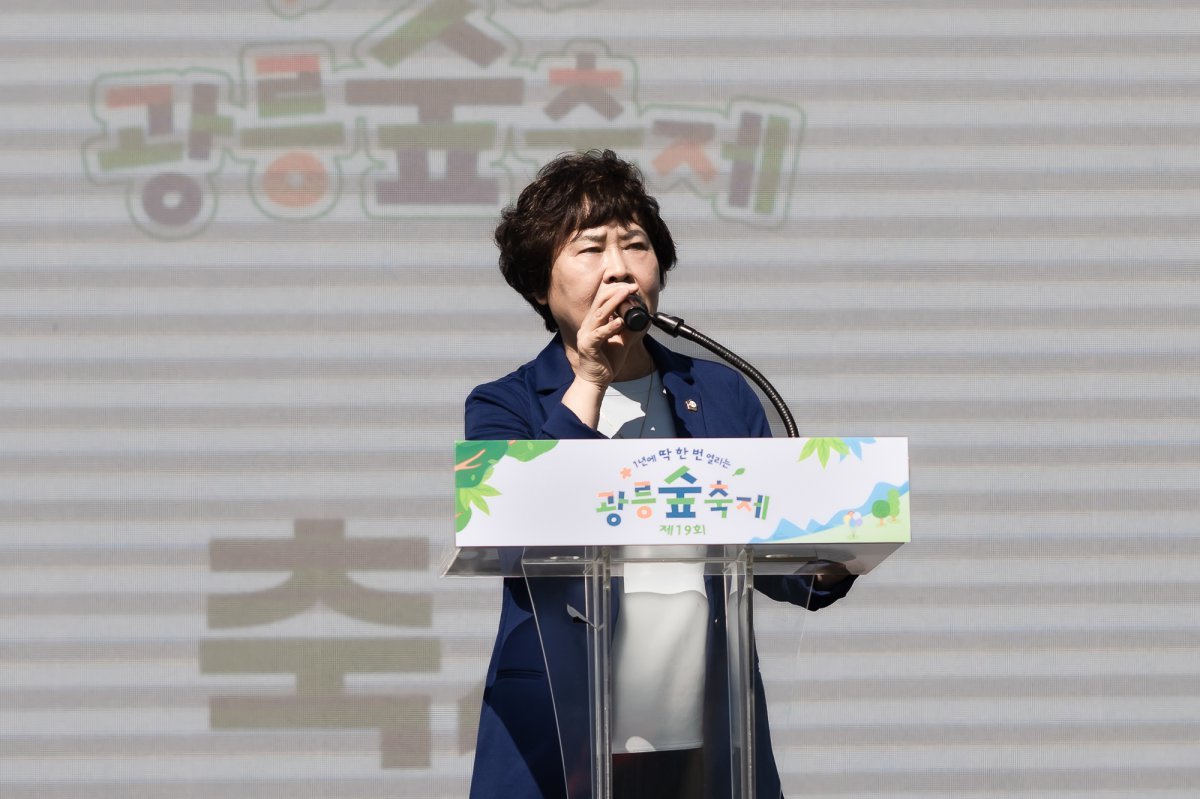 남양주의회 이정애 부의장이 지난달 28일 진접읍 크낙새 축구장에서 열린 ‘제19회 광릉숲 축제 개막식’에서 축사를 하고 있다.  사진제공ㅣ남양주시의회