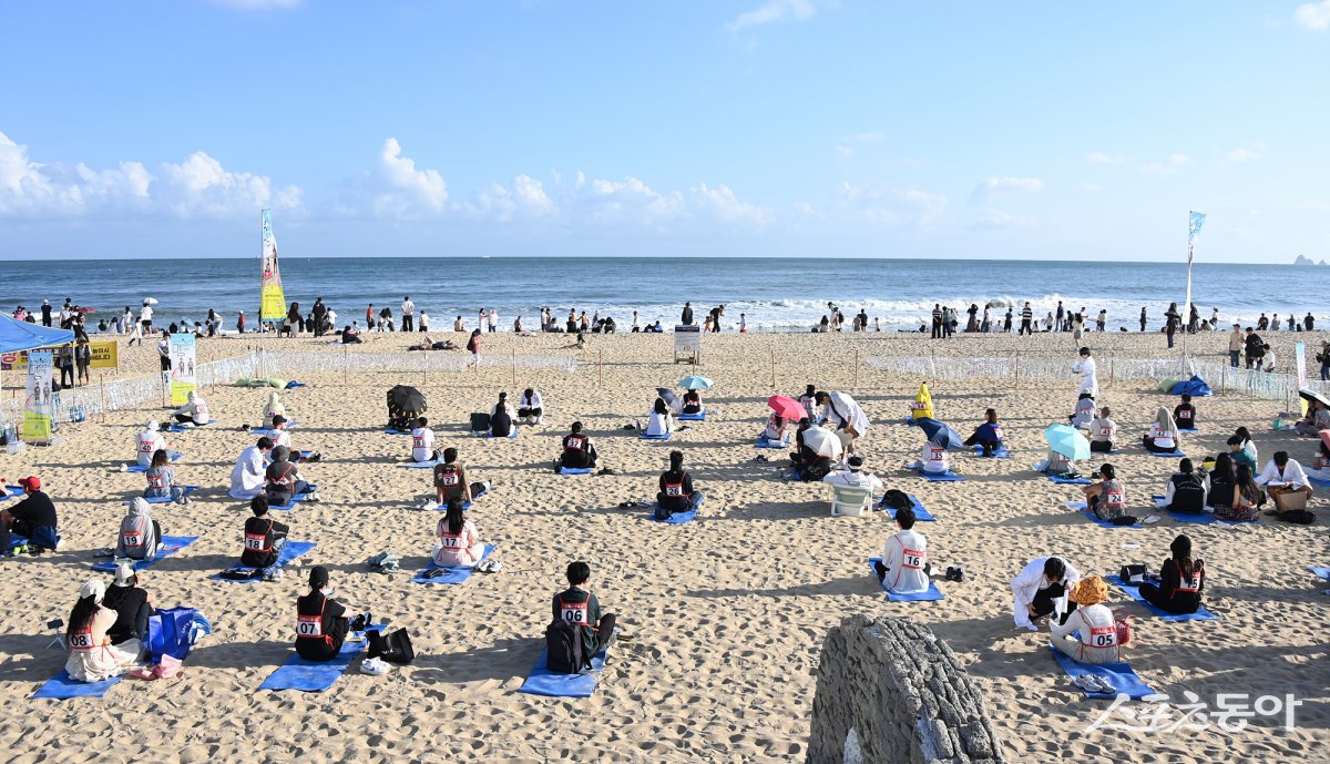 지난달 28일 해운대해수욕장에서 ‘제2회 해운대 멍 때리기 대회’가 진행되고 있는 모습. (사진제공=부산 해운대구)