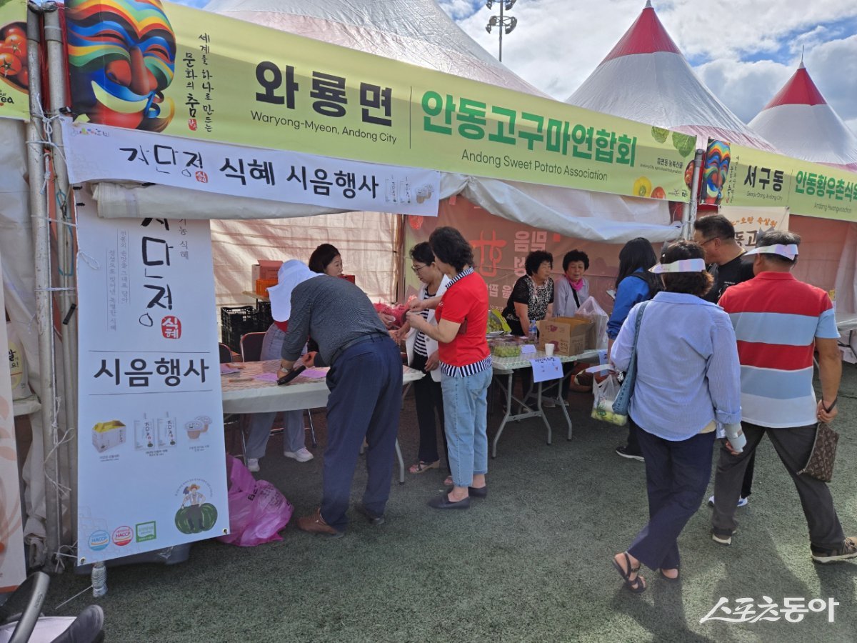 안동국제탈춤현장에 마련 홍보부스에서 시음회 행사를 갖고 있다./사진=(주)강산