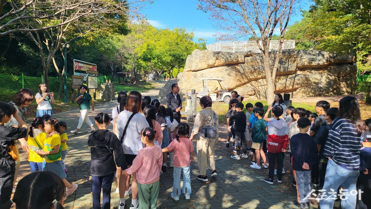 울산시설공단이 지난 1일 울산양육원 어린이 60여명을 울산대공원에 초청해 시설 견학 이벤트를 진행하고 있는 모습. (사진제공=울산시설공단)