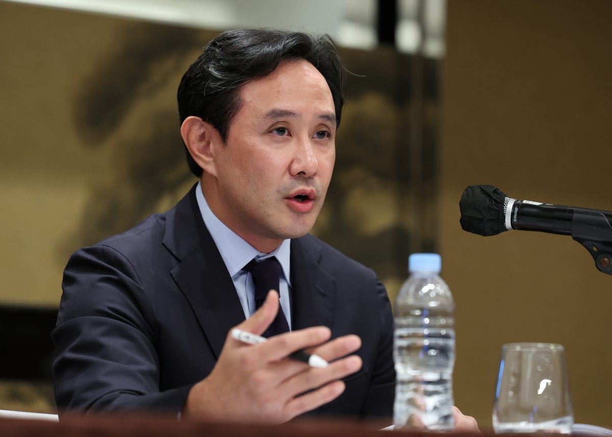 최윤범 고려아연 회장이 2일 서울 용산구 그랜드하얏트호텔에서 열린 고려아연 자사주 매입 계획 등 경영권 방어 방안에 대한 기자회견에서 취재진의 질문에 답하고 있다. 뉴시스