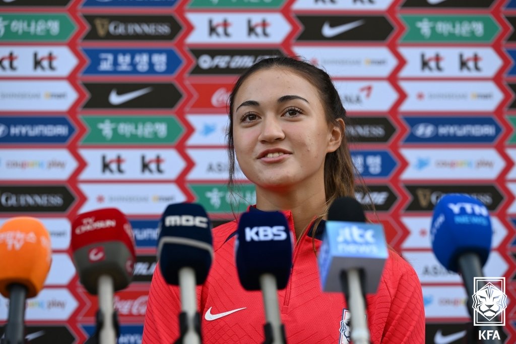 한국 여자 축구 대표팀 케이시 유진 페어가 16일 오전 경기도 파주NFC에서 2024 파리올림픽 2차예선을 앞두고 열린 소집 훈련에서 취재진과 인터뷰 하고 있다. (대한축구협회 제공) 2023.10.16/뉴스1