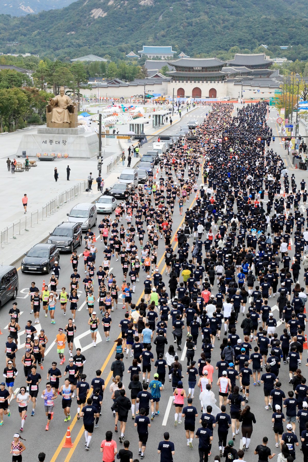 2024 서울달리기 대회가 오는 13일 오전 8시 서울시청 앞 서울광장에서 힘차게 출발한다.  하프코스와 11km 코스 등 2개 부문으로 나뉘어 달리는 이번 대회에는 1만 2000명이 참가해 축제를 하며 ‘서울의 가을’을 즐길 예정이다. 사진은 지난해 서울달리기 대회 출발 모습. 스포츠동아DB