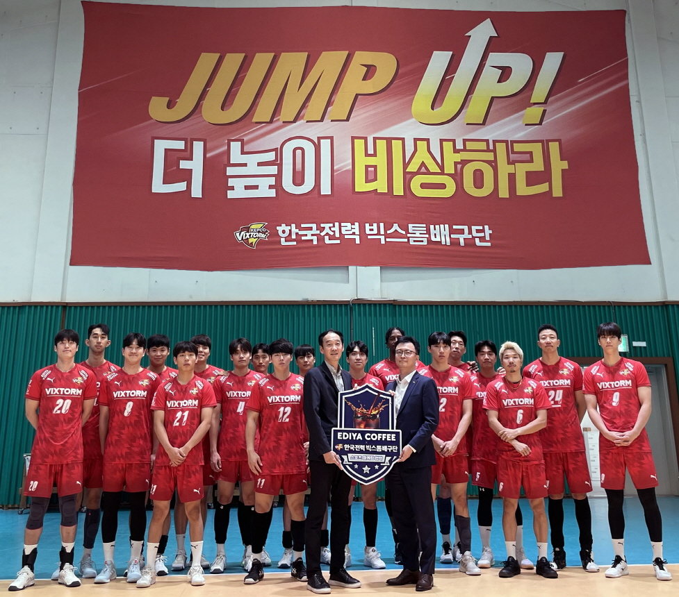 홍재범 이디야커피 마케팅 본부장(오른쪽)과 김철수 한국전력 빅스톰 단장. 사진제공|이디야커피