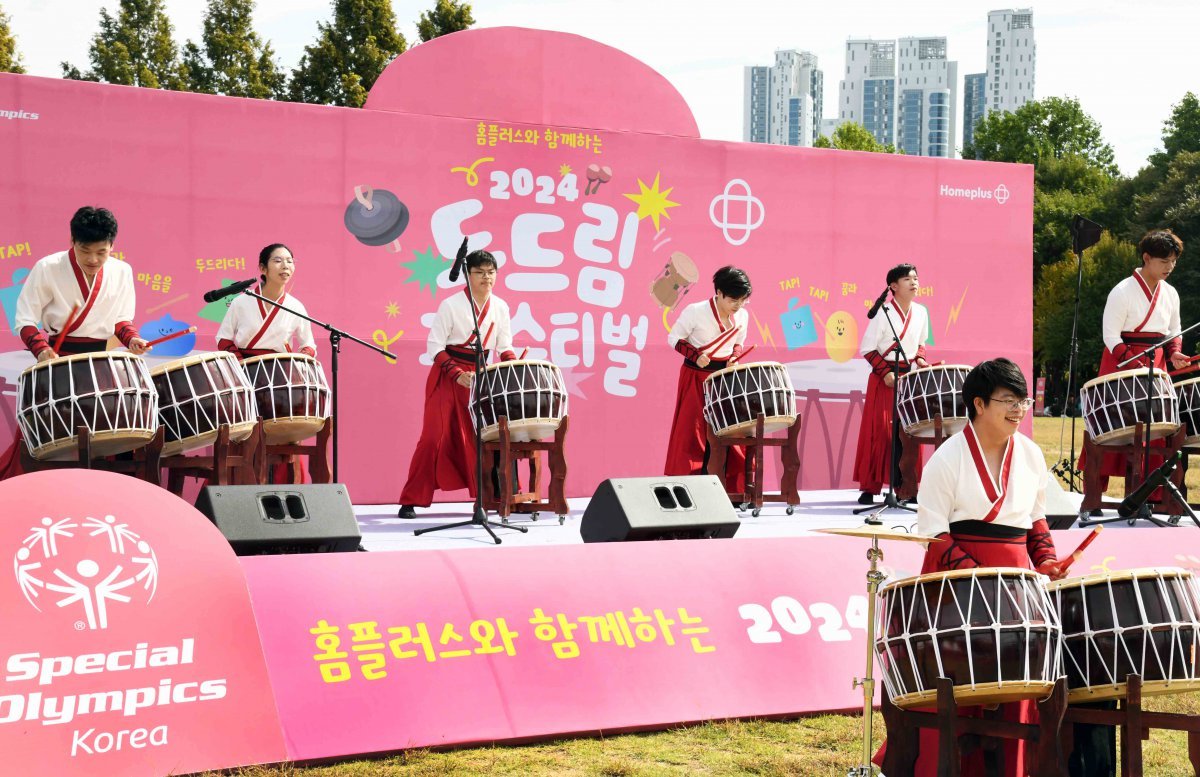 발달장애인 타악기팀 ‘아리아난타’ 공연 모습. 사진제공｜홈플러스