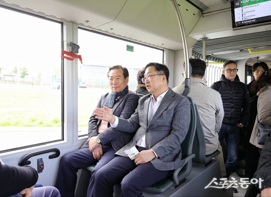 스위스 바젤에서 신교통수단 무궤도트램을 탑승하는 이장우 대전시장. 사진제공｜대전시청