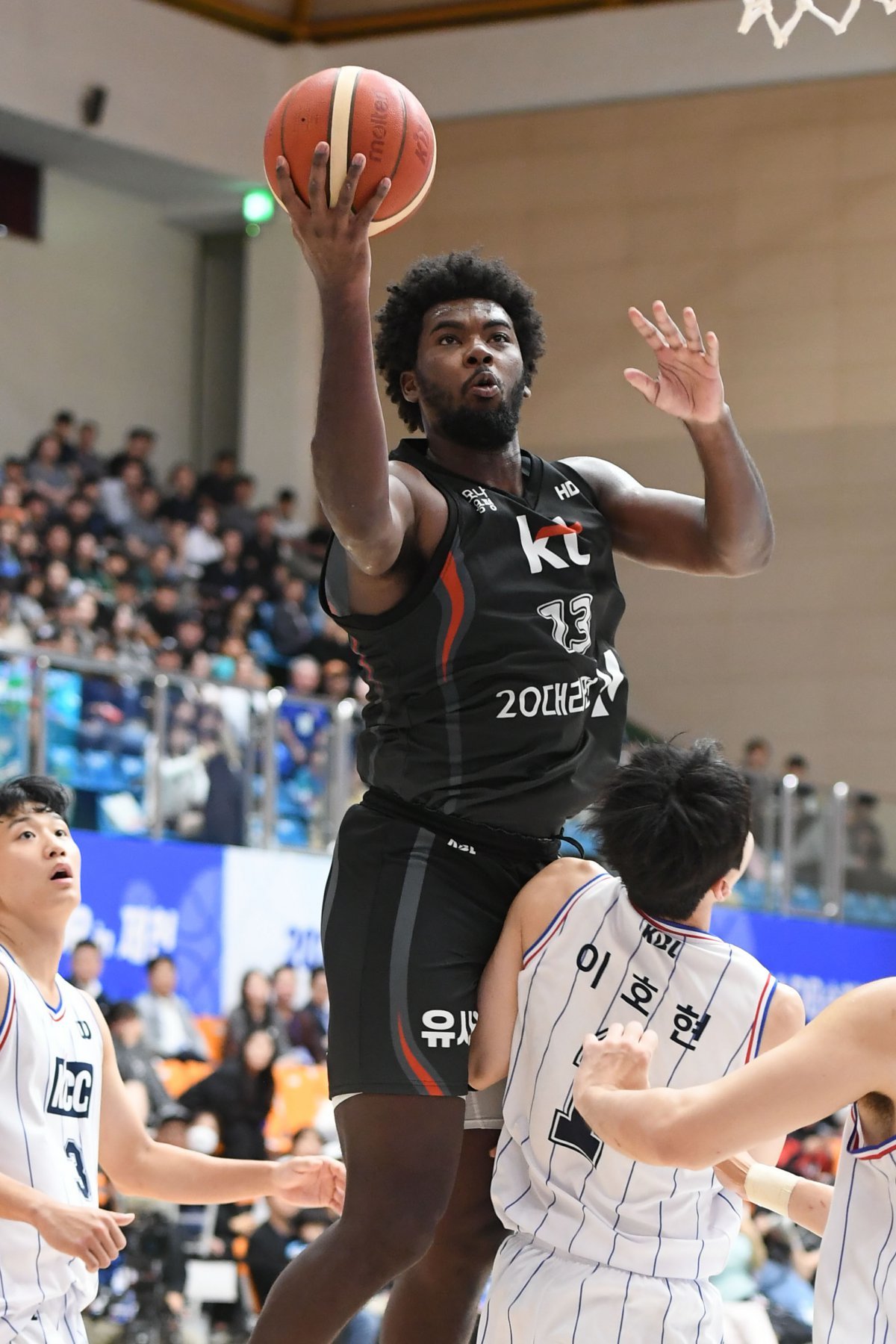 KT 레이션 해먼즈(위)가 6일 제천체육관에서 열린 ‘2024 DB손해보험 KBL 컵대회’ KCC와 조별리그 B조 1차전 도중 상대 수비를 뚫고 골밑슛을 시도하고 있다. 사진제공 ｜ KBL