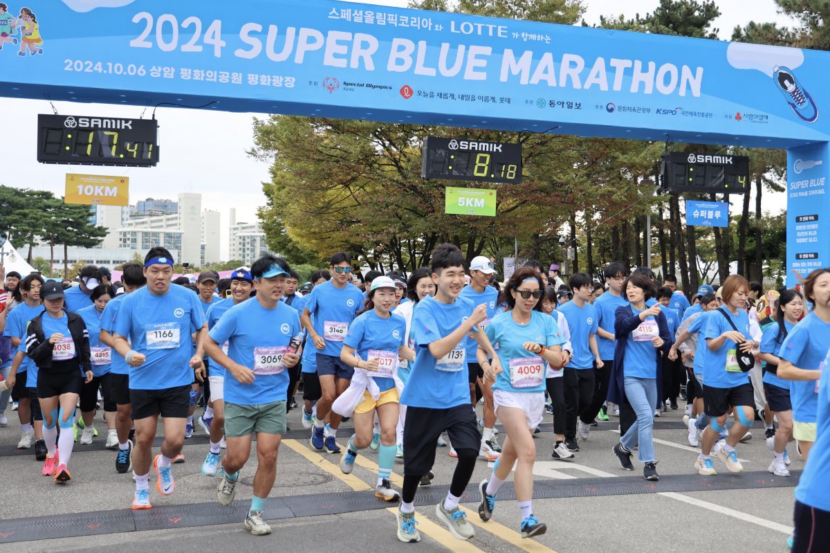 ‘2024 슈퍼블루마라톤’이 6일 서울 마포구 상암 평화의공원 평화광장에서 성료했다. 장애인과 비장애인이 함께 달리는 ‘슈퍼블루코스’ 출발 모습. 사진제공 l 롯데