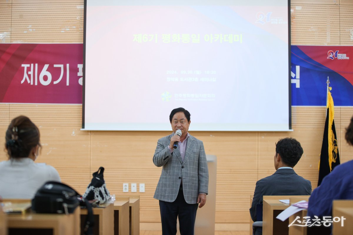 주광덕 시장이 민주평화통일자문회의 남양주시협의회애서 지난달 30일 정약용 세미나실에서 제6기 평화통일 아카데미의 개강식에서 축사를 하고 있다. 사진제공ㅣ남양주시