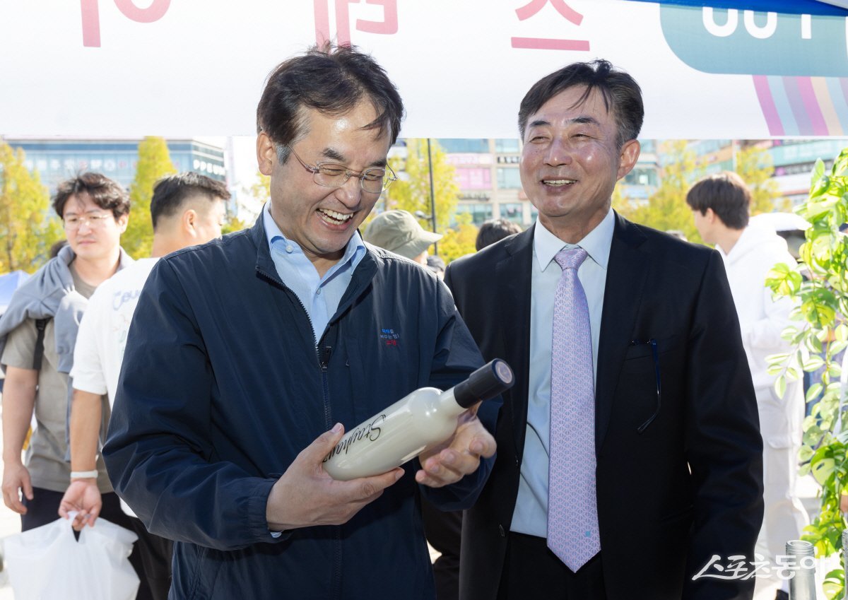 이동환 고양특례시장(윈쪽)이 막걸리를 들고 함박웃음을 짓고 있다. 사진제공ㅣ고양시