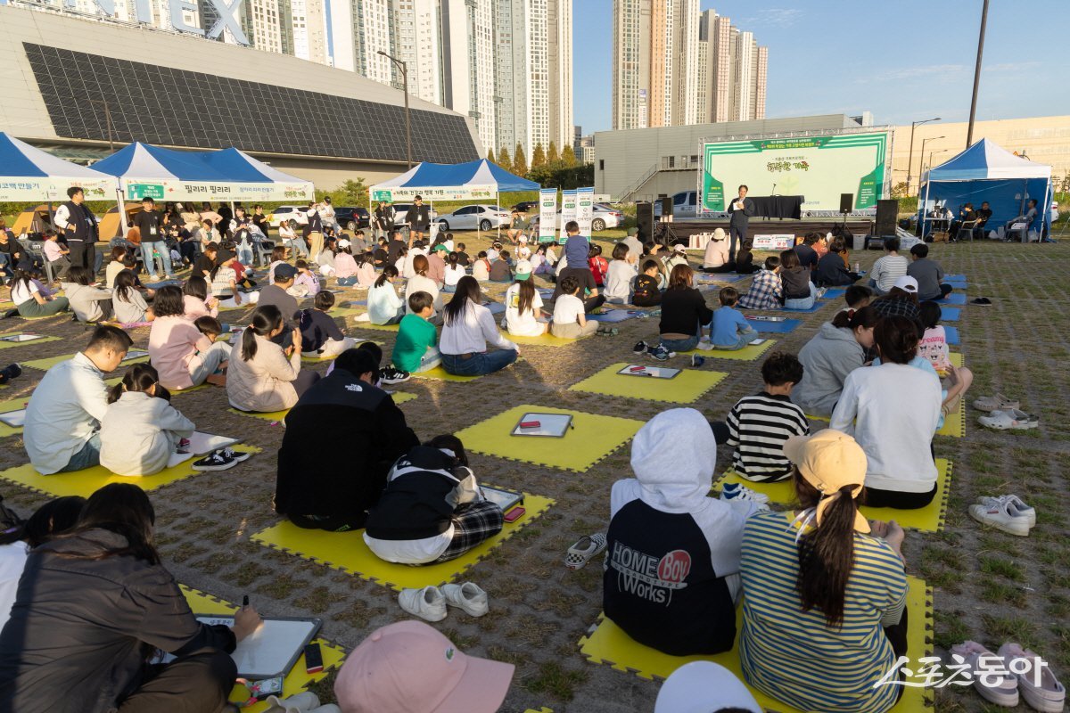 이동환 고양특례시장이 지난 5일 킨텍스 야외전시장에서 열린 ‘제9회 책 읽는 가족, 고양시민 북캠프’에서 축사를 통해 “이번 북캠프를 통해 독서 문화를 즐겁게 접하고, 가족 간 소통과 공감을 시간을 갖길 바란다”고 전했다.