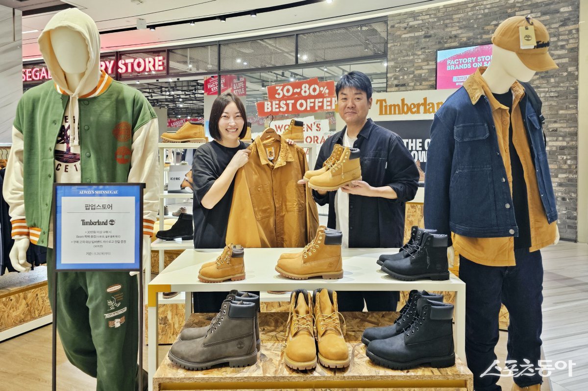 신세계 센텀시티가 오는 12월까지 백화점 지하 2층에서 ‘팀버랜드(TIMBERLAND)’ 팝업스토어를 선보이는 가운데 모델들이 제품을 들고 기념촬영을 하고 있다. (사진제공=신세계 센텀시티)