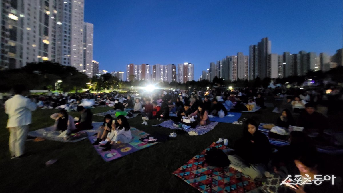 지난 5일 전주시 덕진구 세병공원 야외무대에서 열린 찾아가는 영화관 현장. 사진제공=백일성 기자