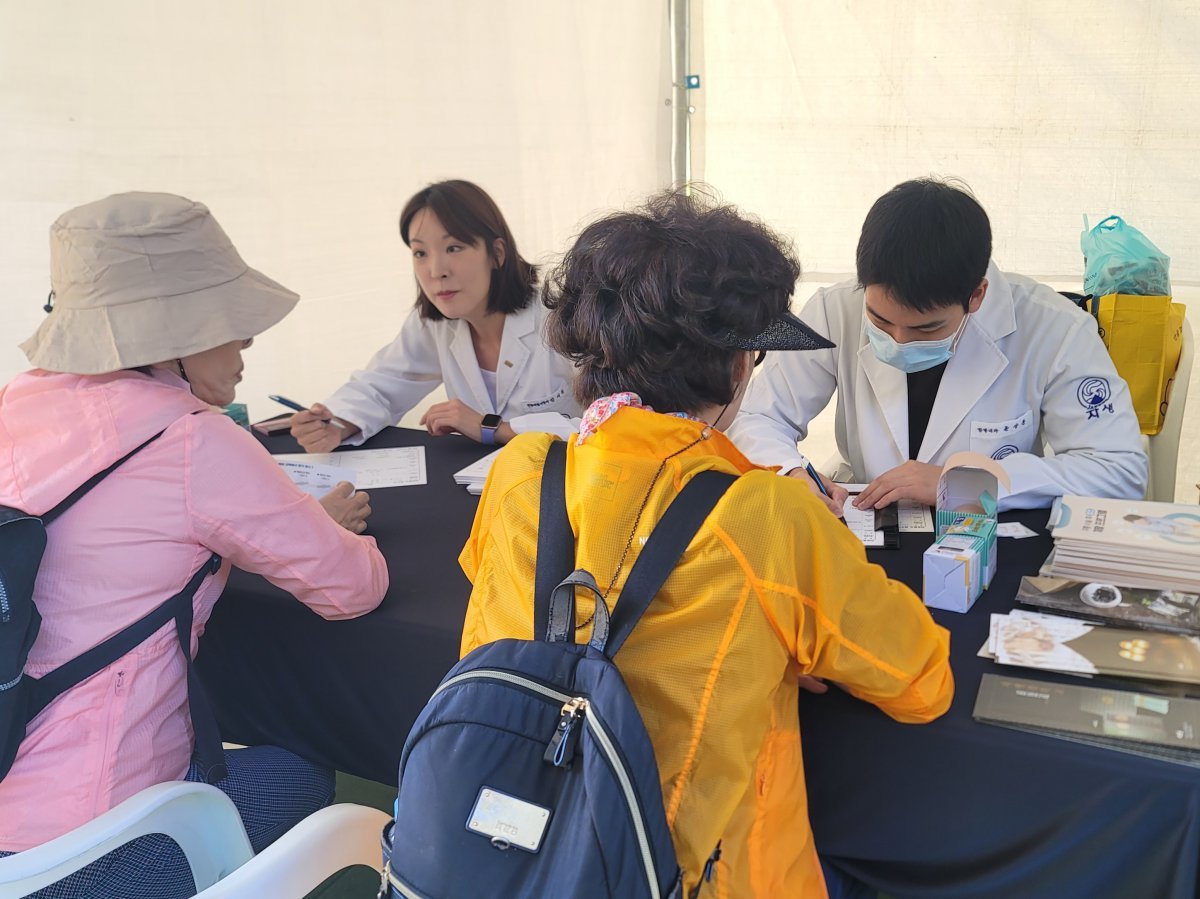 자생한방병원 의료진이 건강 상담을 실시하고 있다 사진제공|자생한방병원