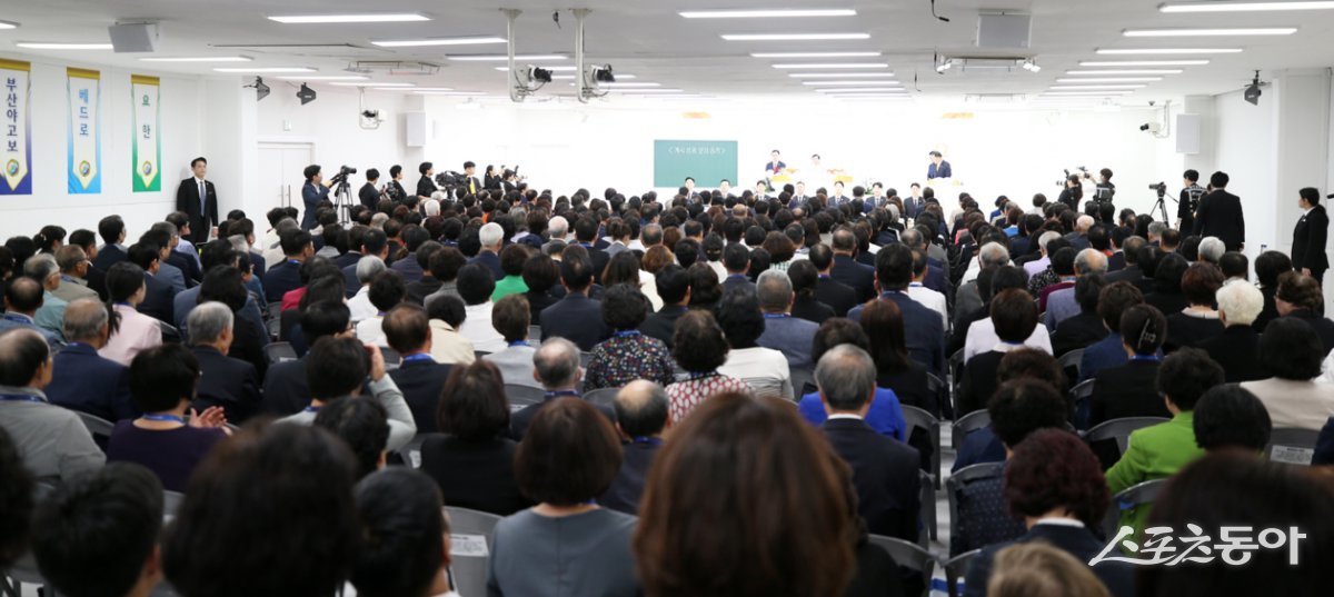 지난 6일 ‘신천지 인천 전도 대성회’가 열린 가운데 목회자들이 이만희 총회장의 강연을 경청하고 있다. (사진제공=신천지예수교회)