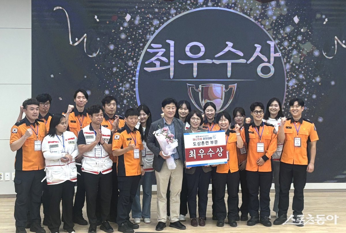 대구 달서구보건소와 달서소방서는 연합팀을 결성해 대구시 주관 재난의료경진대회에서 최우수상을 수상하고 기념촬영을 하고 있다./사진=달서구