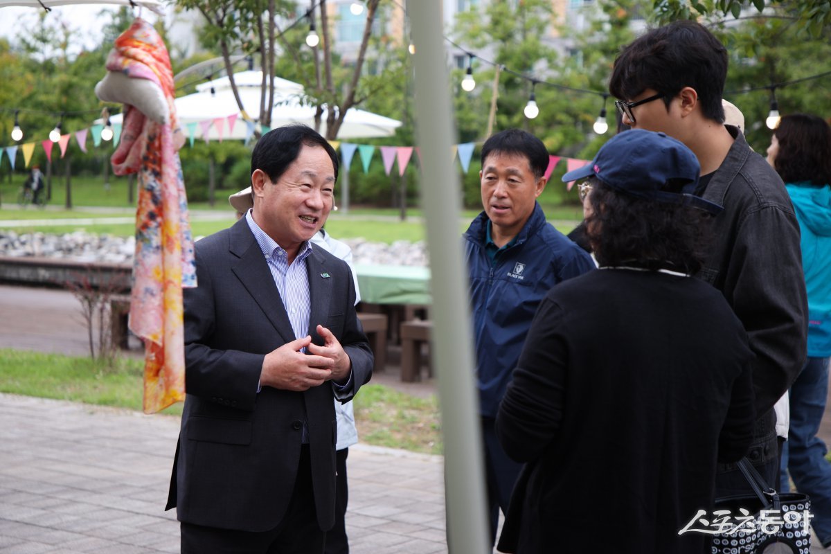 주광덕 시장(윈쪽)이 지난 6일 다산중앙공원 일대에서 열린 ‘2024 경기정원문화박람회’현장을 관계자와 둘러보고 있다.  사진제공ㅣ남양주시